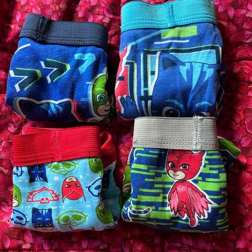 Set of four size 4T underwear with elastic waist​​